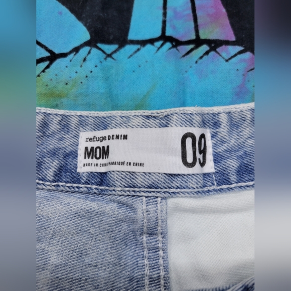 Refuge denim two-toned high-rise mom shorts - Picture 5 of 5